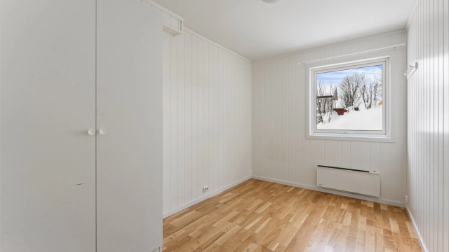 Også dette soverommet har plass til garderobeløsning.