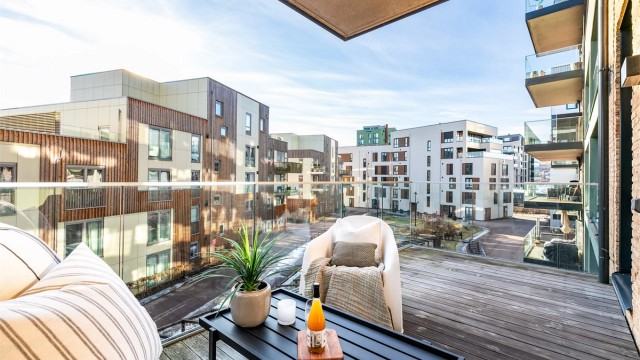 Delikat rekkverk av stolpefritt glass ivaretar både utsikten og de gode solforholdene på balkongen.