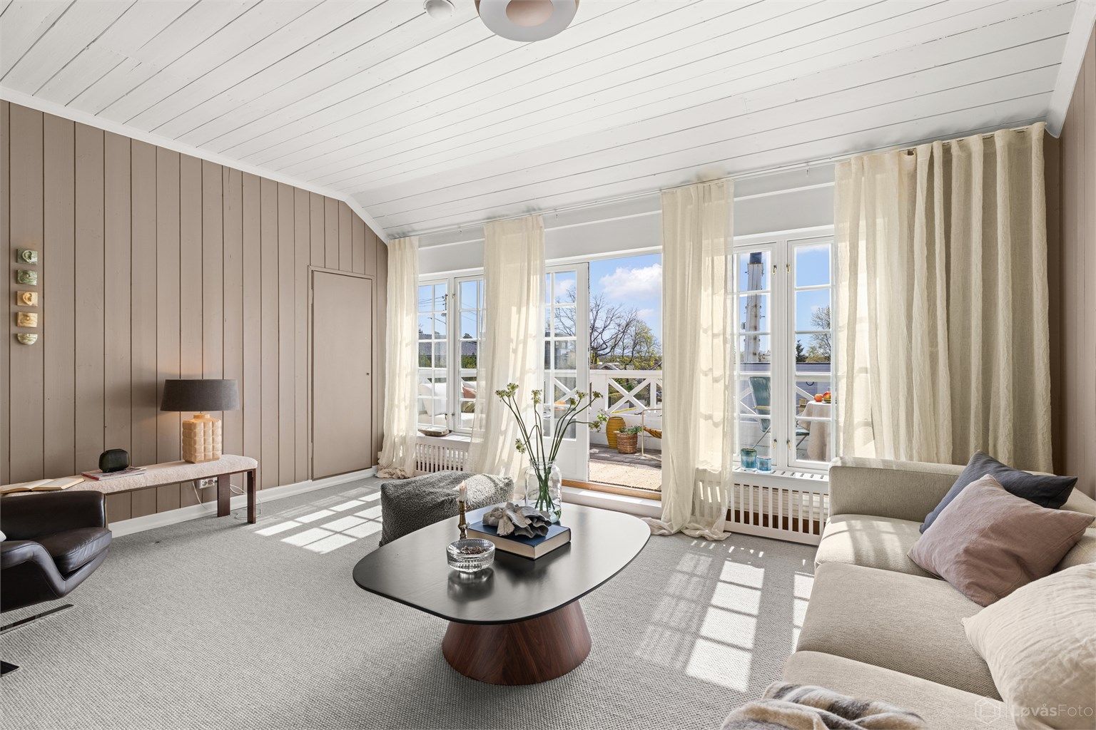 2-fløyet terrassedør ut til solrik og sydvendt veranda med utsyn over nabolaget og ned mot Holtet