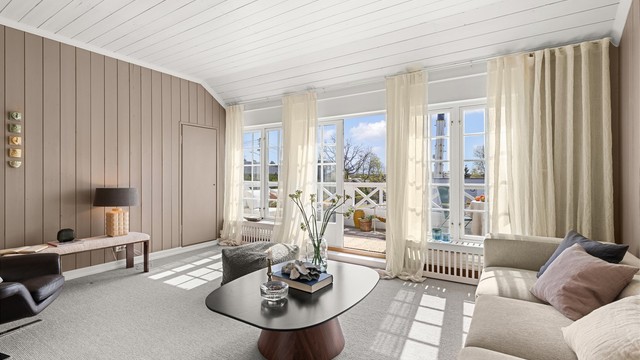 2-fløyet terrassedør ut til solrik og sydvendt veranda med utsyn over nabolaget og ned mot Holtet