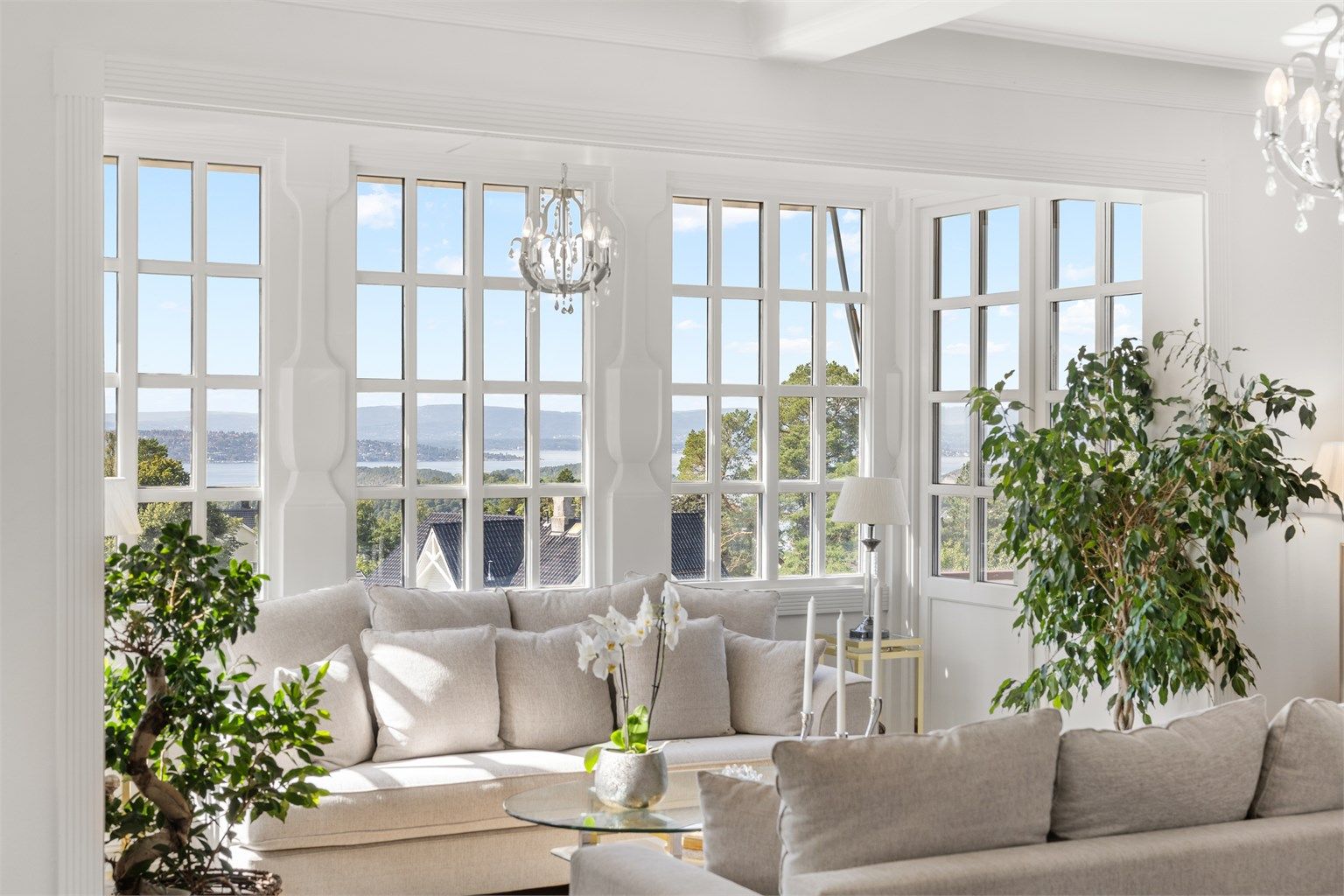 Store sprossede vinduer gir godt med lys og fremhever den flotte utsikten