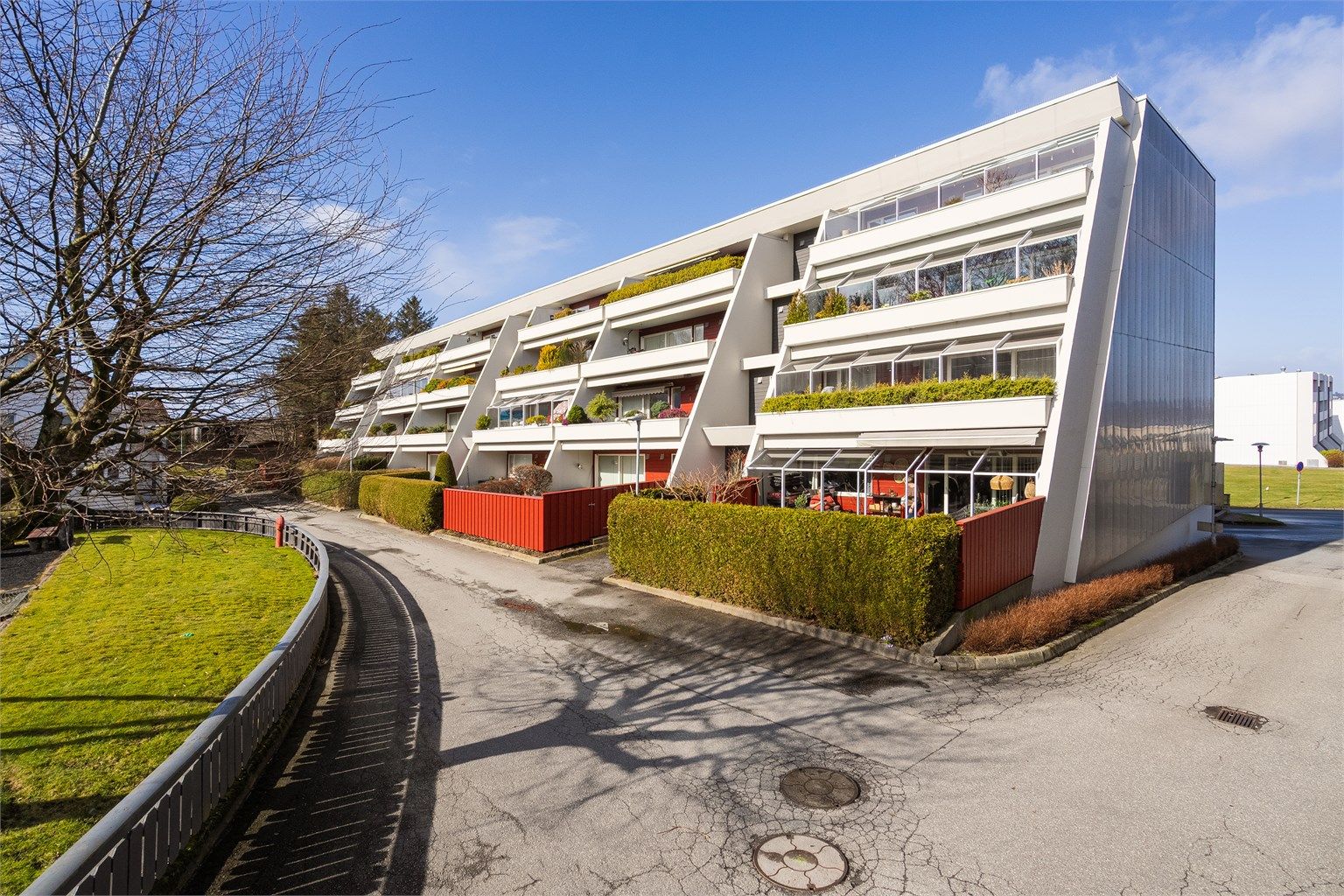 Boligen ligger i et etablert borettslag like ved Tjensvolltorget og DNB Arena, og har meget god offentlig kommunikasjon med busstrasé like ved blokken. 
