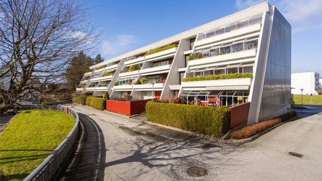Boligen ligger i et etablert borettslag like ved Tjensvolltorget og DNB Arena, og har meget god offentlig kommunikasjon med busstrasé like ved blokken.