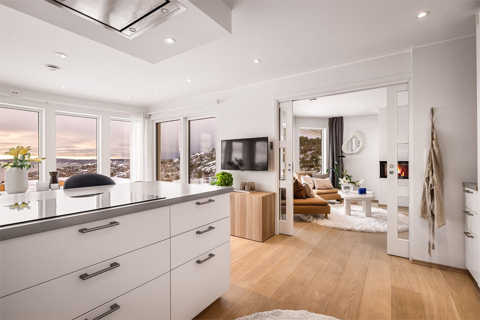 - Elegant løsning med skyvedør med store glassfelt mellom kjøkken og peisestue -