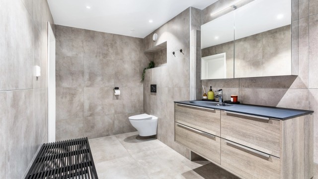 Slalåmbakken 7F presenteres av Krogsveen.
Nye baderomsmøbler og nytt sanitærutstyr ble installert i 2020.