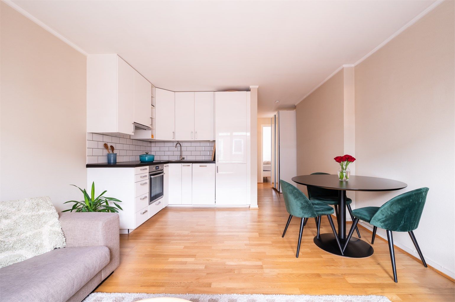 Boligen har åpen planløsning og god utnyttelse av areal