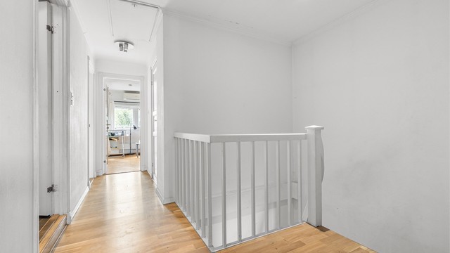 Gang i andre etasje med adkomst til etasjens rom og loft via takluke.