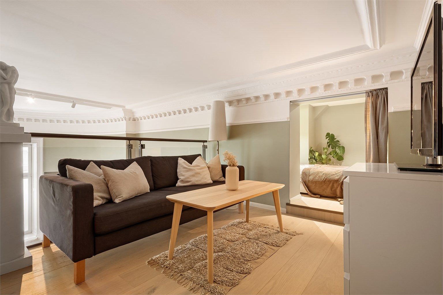 Her er det plass til å innrede med sofa, salongbord og TV-møblement.