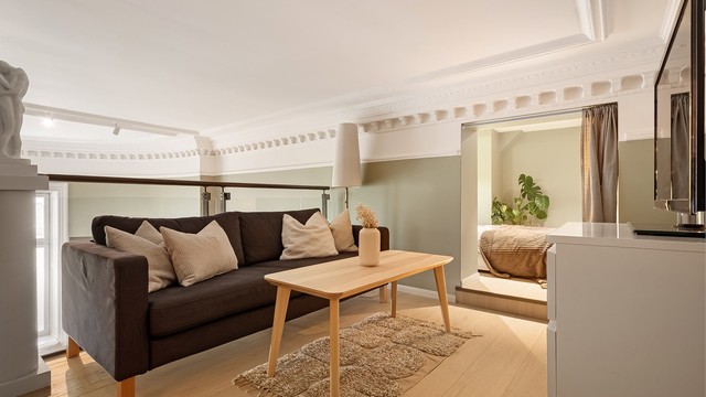 Her er det plass til å innrede med sofa, salongbord og TV-møblement.