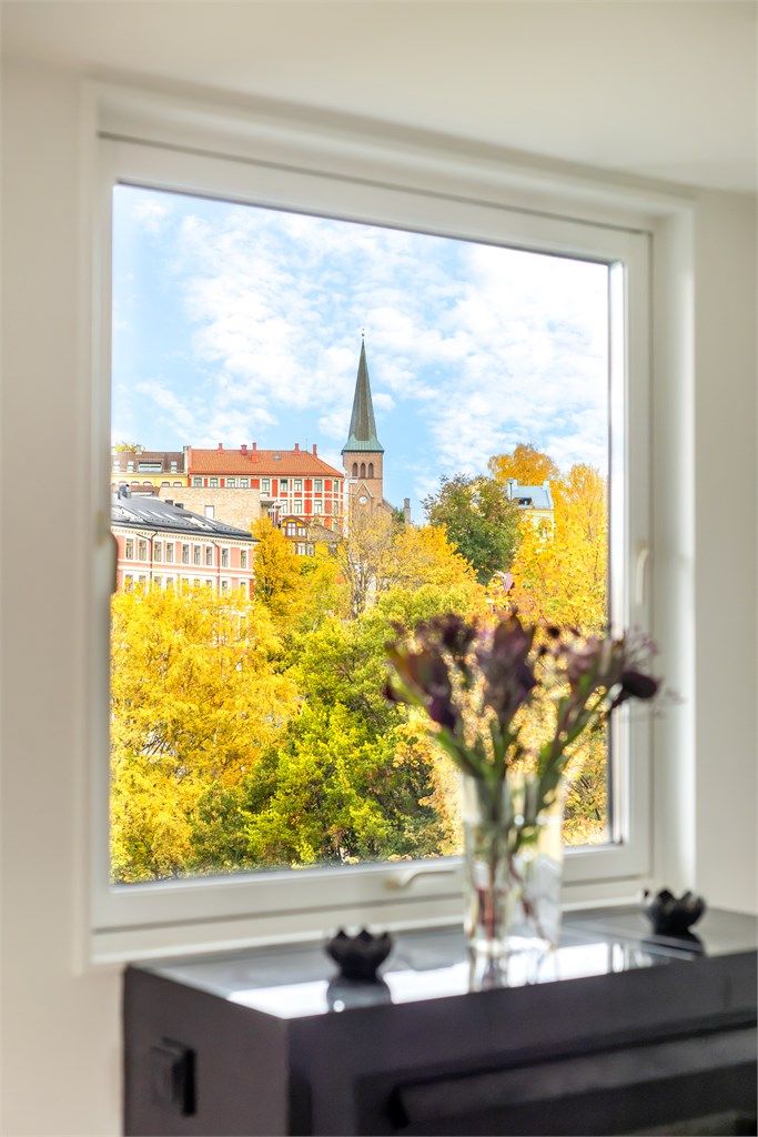 Fra vinduet er det sikt mot Kampen kirke og frodige omgivelser.