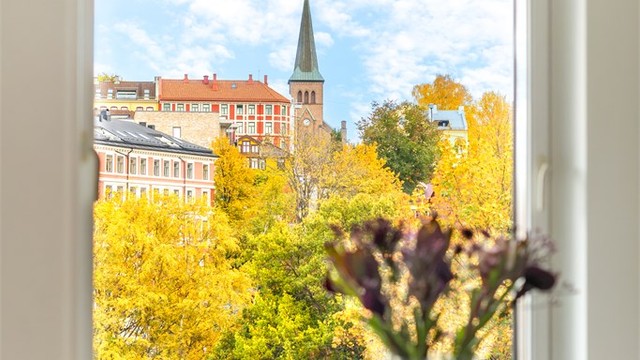 Fra vinduet er det sikt mot Kampen kirke og frodige omgivelser.