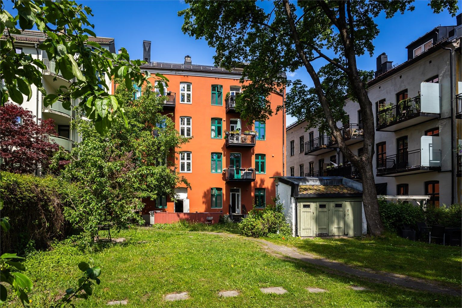 Borettslaget har en hyggelig og grønn bakgård som benyttes av beboerne.
