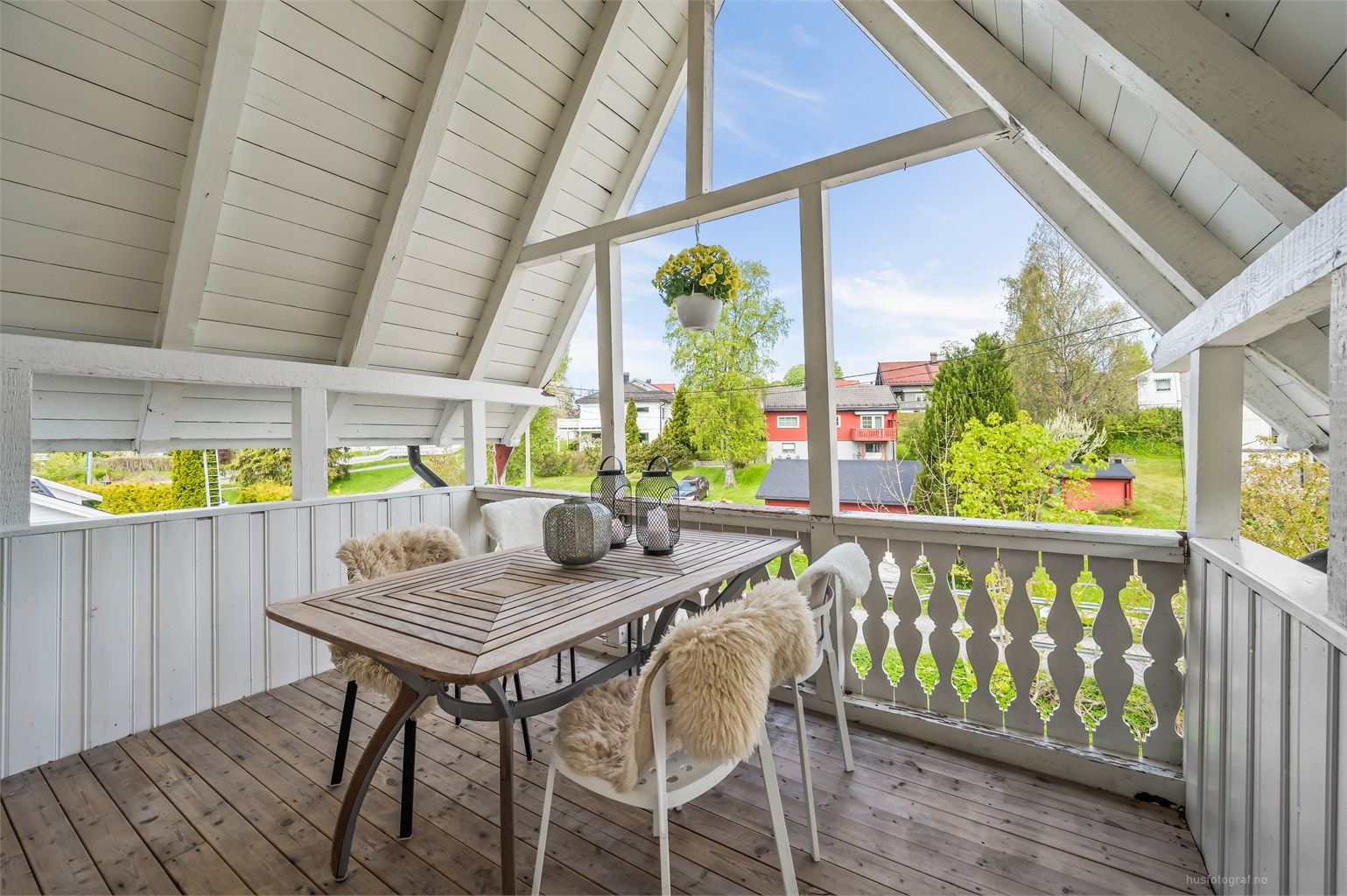 Overbygd balkong med god plass til ønsket møblement.