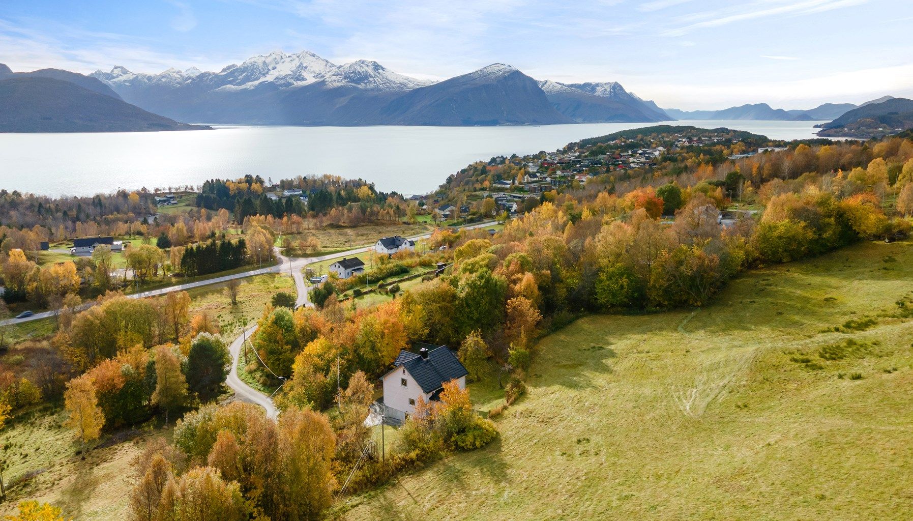 Krogsveen Sunnmøre v/Daglig leder/Eiendomsmegler Preben Willmann har gleden av å presentere Røssevollvegen 21 på Emblem