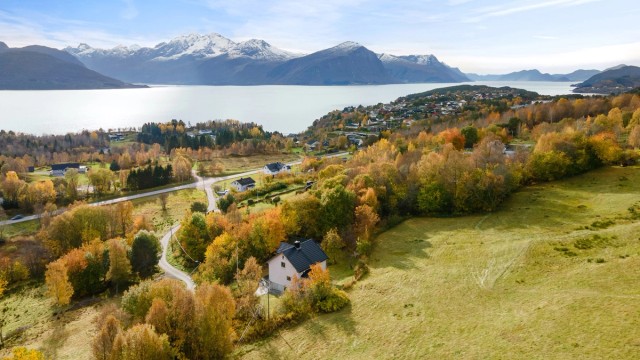 Krogsveen Sunnmøre v/Daglig leder/Eiendomsmegler Preben Willmann har gleden av å presentere Røssevollvegen 21 på Emblem