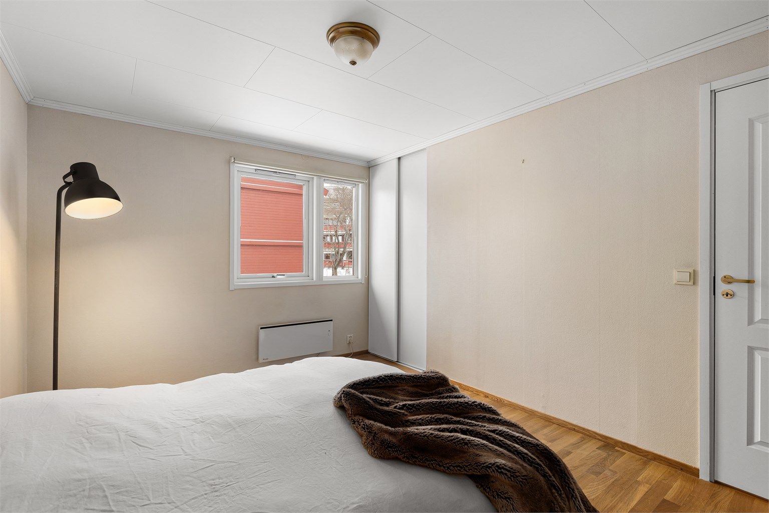 Lagringsplass i innbygget skyvedørsgarderobe