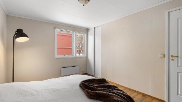 Lagringsplass i innbygget skyvedørsgarderobe
