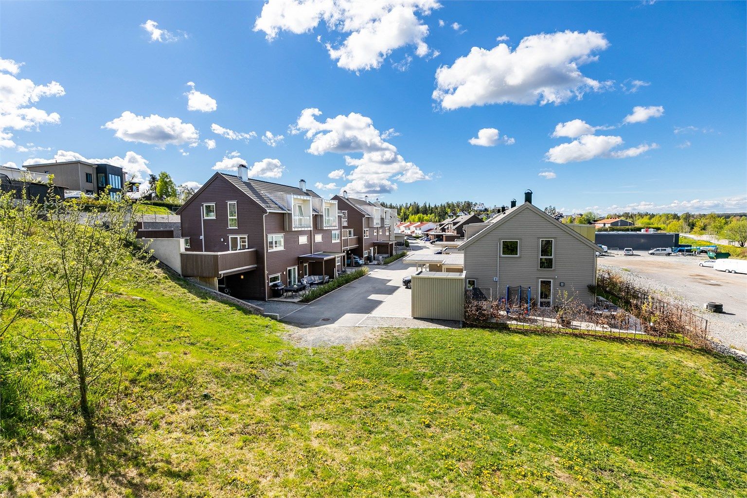 Augerødlia 15C presenteres av Krogsveen. Leiligheten er tilbaketrukket i husrekkens ende - helt innerst i gaten. Fotograf; Børge Oppegård.