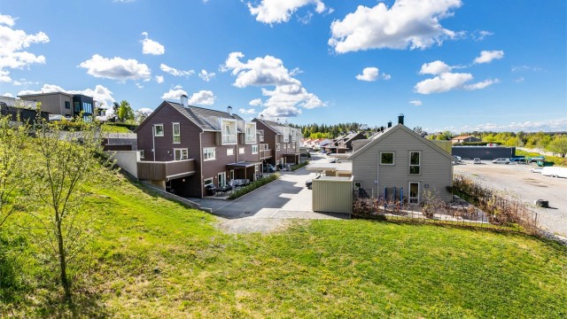 Augerødlia 15C presenteres av Krogsveen. Leiligheten er tilbaketrukket i husrekkens ende - helt innerst i gaten. Fotograf; Børge Oppegård.