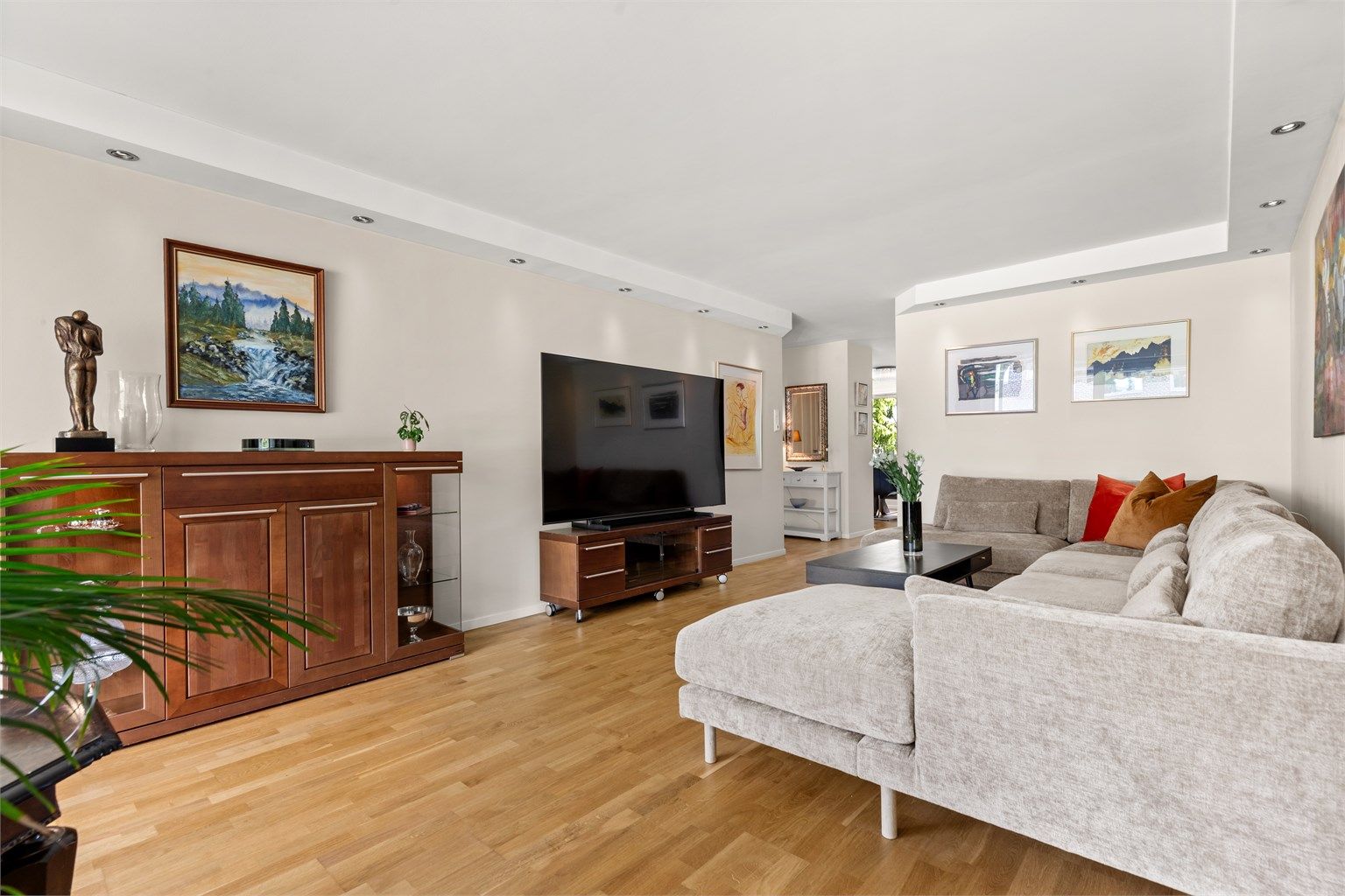 Stuen er av god størrelse med plass til å innrede slik man ønsker. Her er det utgang til en romslig balkong.