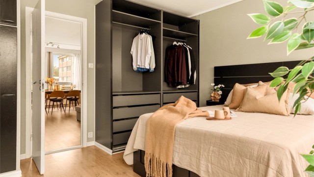 - God oppbevaringsplass i pax-garderobe og plassbygd garderobe i hjørnet -