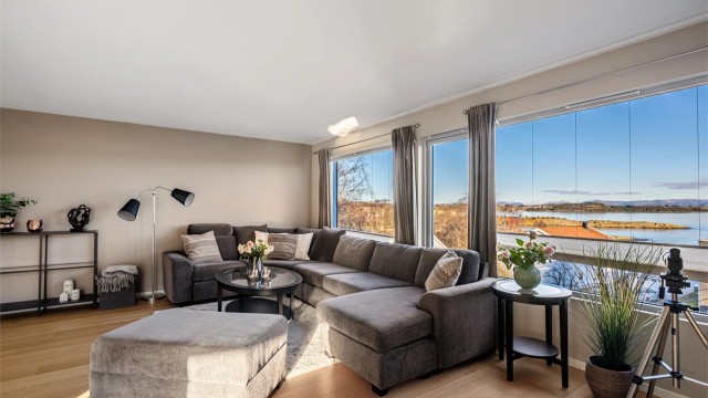Her er det god plass til en stor sofagruppe og annet møblement.