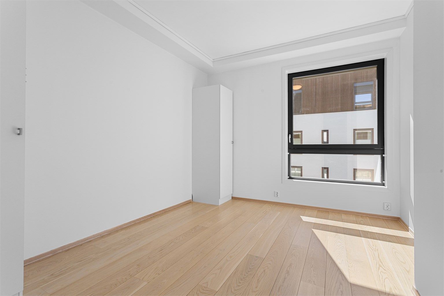 Leiligheten har to soverom. Dette rommet har parkett på gulv og plass til garderobeskap.