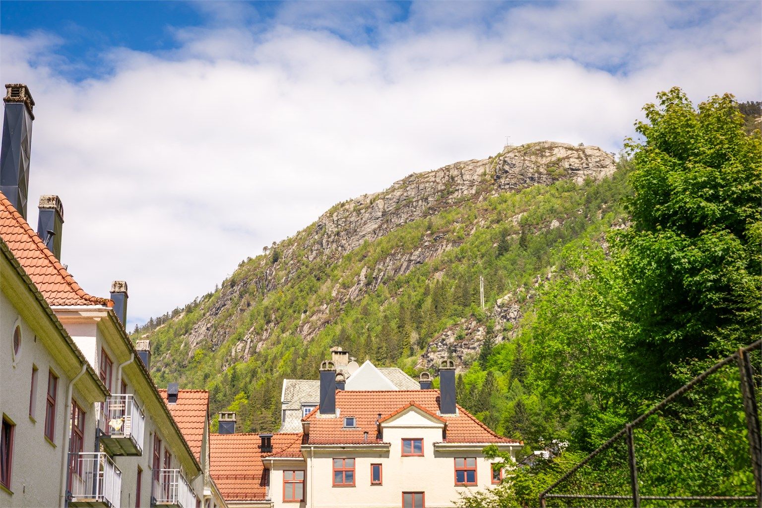 Beliggenheten gir umiddelbar nærhet til Fjellveien, Stoltzekleiven og byfjellene for tur og rekreasjon.