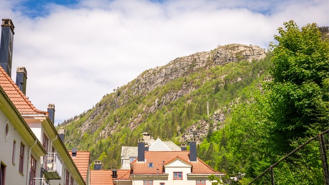 Beliggenheten gir umiddelbar nærhet til Fjellveien, Stoltzekleiven og byfjellene for tur og rekreasjon.
