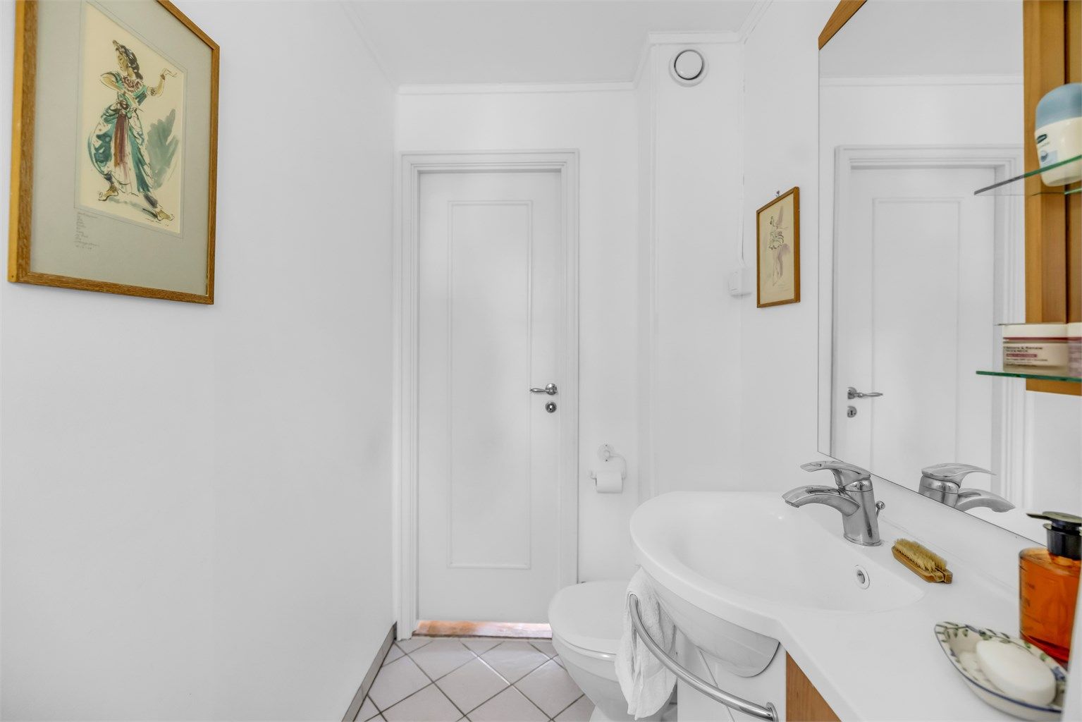 Badet er av eldre årgang. Det er ett bad i hver etasje.