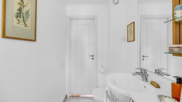 Badet er av eldre årgang. Det er ett bad i hver etasje.