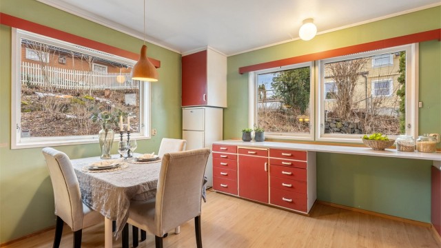 Store vinduer over benkeplaten gir godt med naturlig arbeidslys.