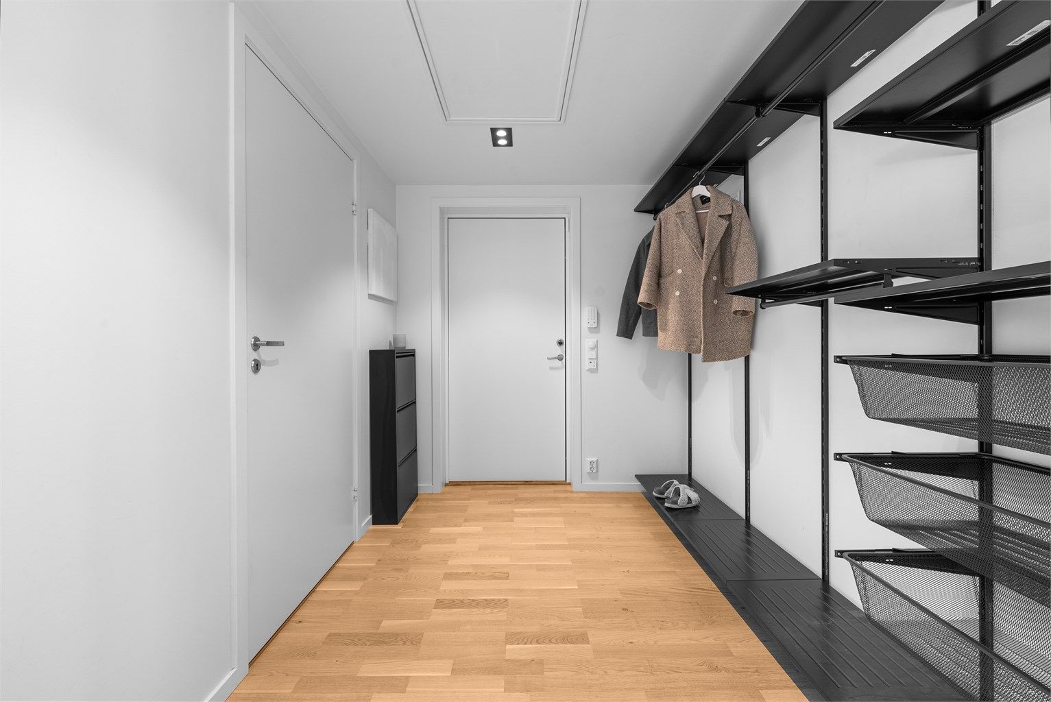 Entré | God plass til å henge fra seg yttertøyet. 