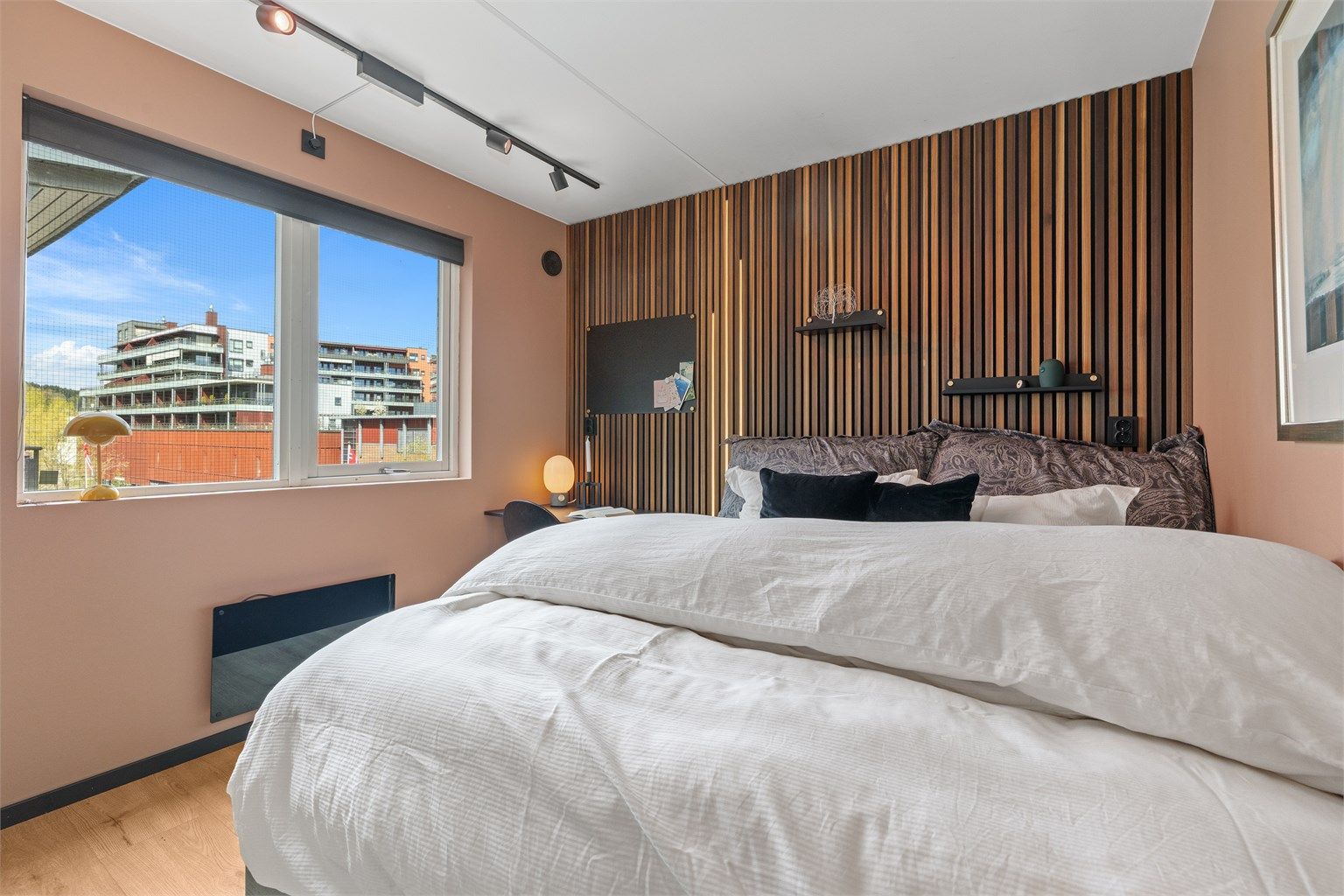 Soverom 2 med fin plass til dobbelseng