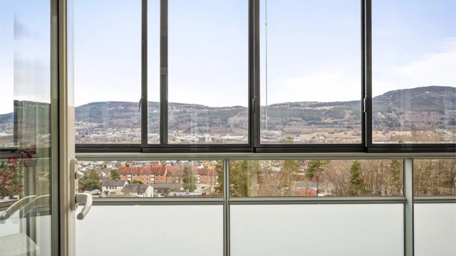 Den innglassede balkongen på 13 m² fungerer som en forlengelse av stuen store deler av året.