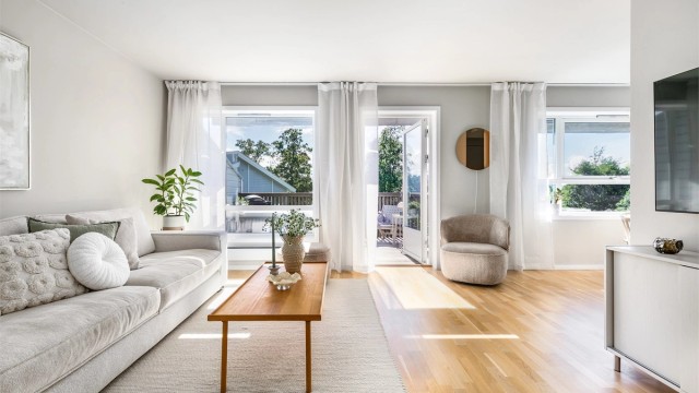 Deleveggen mellom stuen og kjøkkenet er forlenget til fordel for en større kjøkkenkrok.