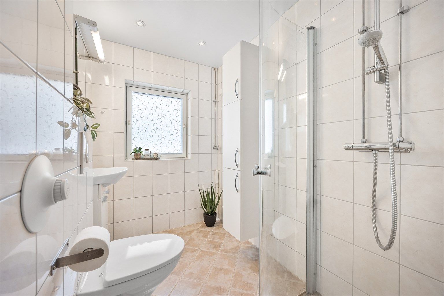 Pent baderom oppgradert i regi av borettslaget i 2012 med flislagt gulv med gulvvarme og flislagte vegger.