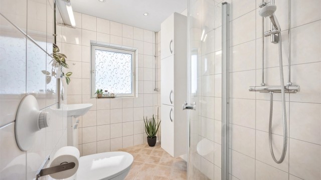 Pent baderom oppgradert i regi av borettslaget i 2012 med flislagt gulv med gulvvarme og flislagte vegger.