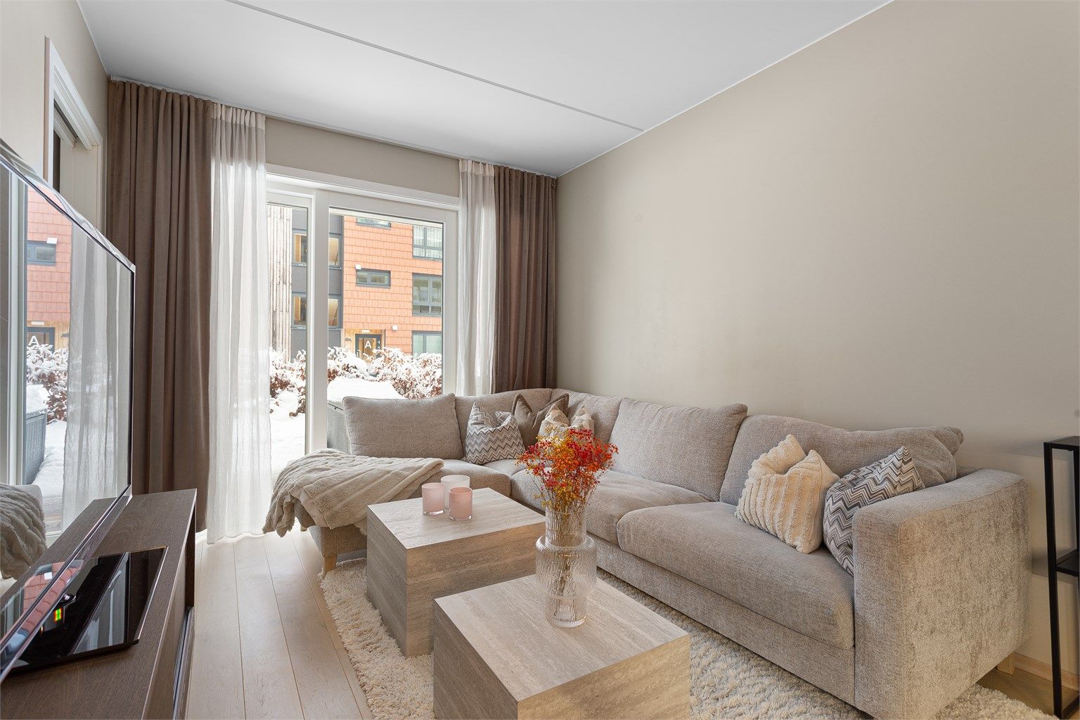 Leiligheten innbydende med gode materialvalg på alle overflater - nymalt i lekre lyse farger - lyse pene parkettgulv