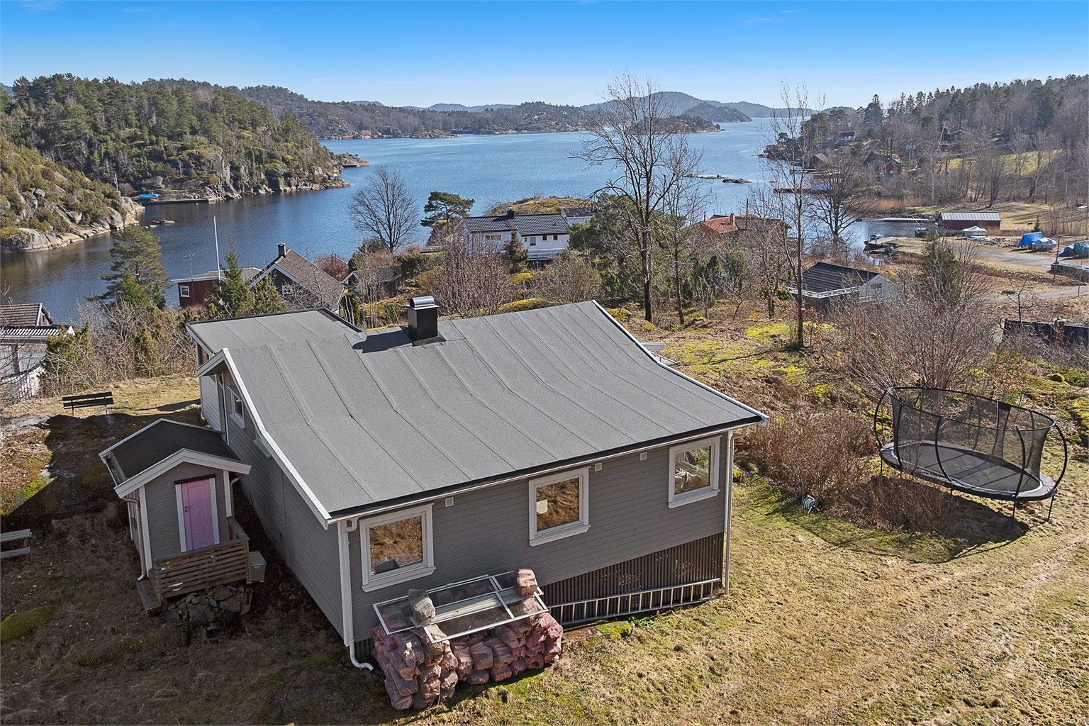 Hytta på toppen oppfyller alle ønsker om sjøutsikt og natrurskjønne omgivelser.