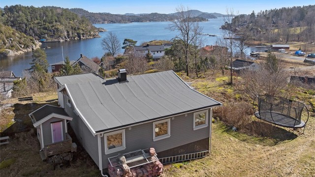 Hytta på toppen oppfyller alle ønsker om sjøutsikt og natrurskjønne omgivelser.