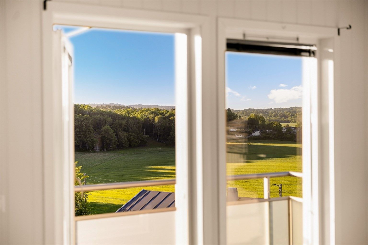 Her får du tilgang til to balkonger hvor begge har utgang fra stuen. Balkongen vendt mot nordvest er på cirka 5 kvm og er overbygget så du sitter lunt og skjermet til. Her får du også rikelig med sol.