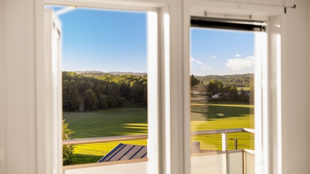 Her får du tilgang til to balkonger hvor begge har utgang fra stuen. Balkongen vendt mot nordvest er på cirka 5 kvm og er overbygget så du sitter lunt og skjermet til. Her får du også rikelig med sol.