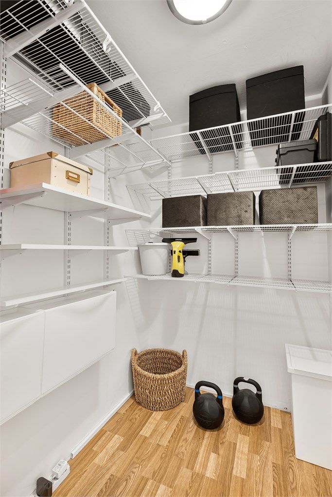 Skyvedørsgarderobe i entré. I tillegg disponerer leiligheten en bod og et oppbevaringsskap i underetasjen, for ekstra lagringsplass.