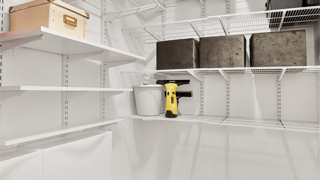 Skyvedørsgarderobe i entré. I tillegg disponerer leiligheten en bod og et oppbevaringsskap i underetasjen, for ekstra lagringsplass.