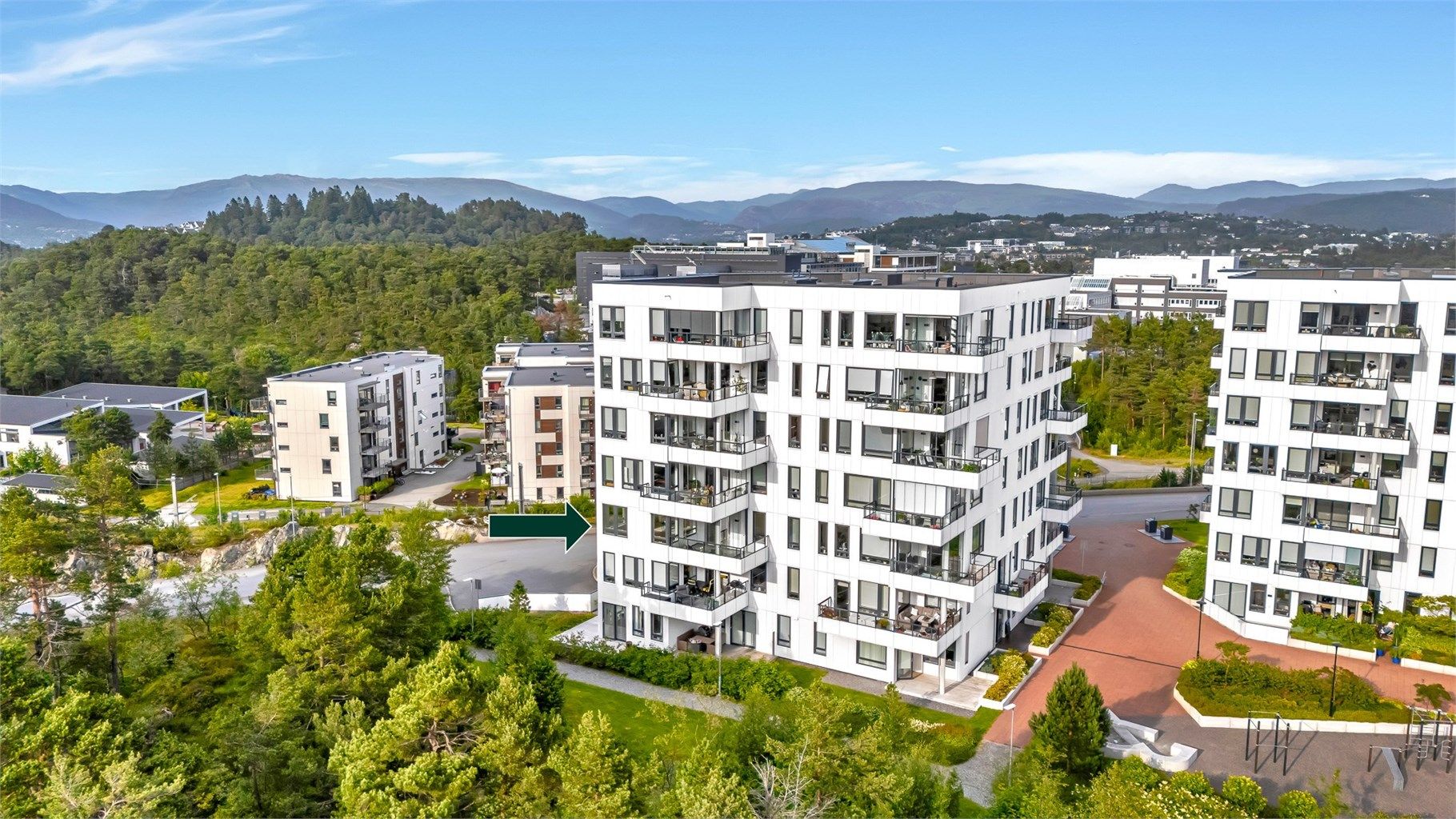 Leiligheten ligger fint til på hjørne i byggets 3. etasje uten innsyn