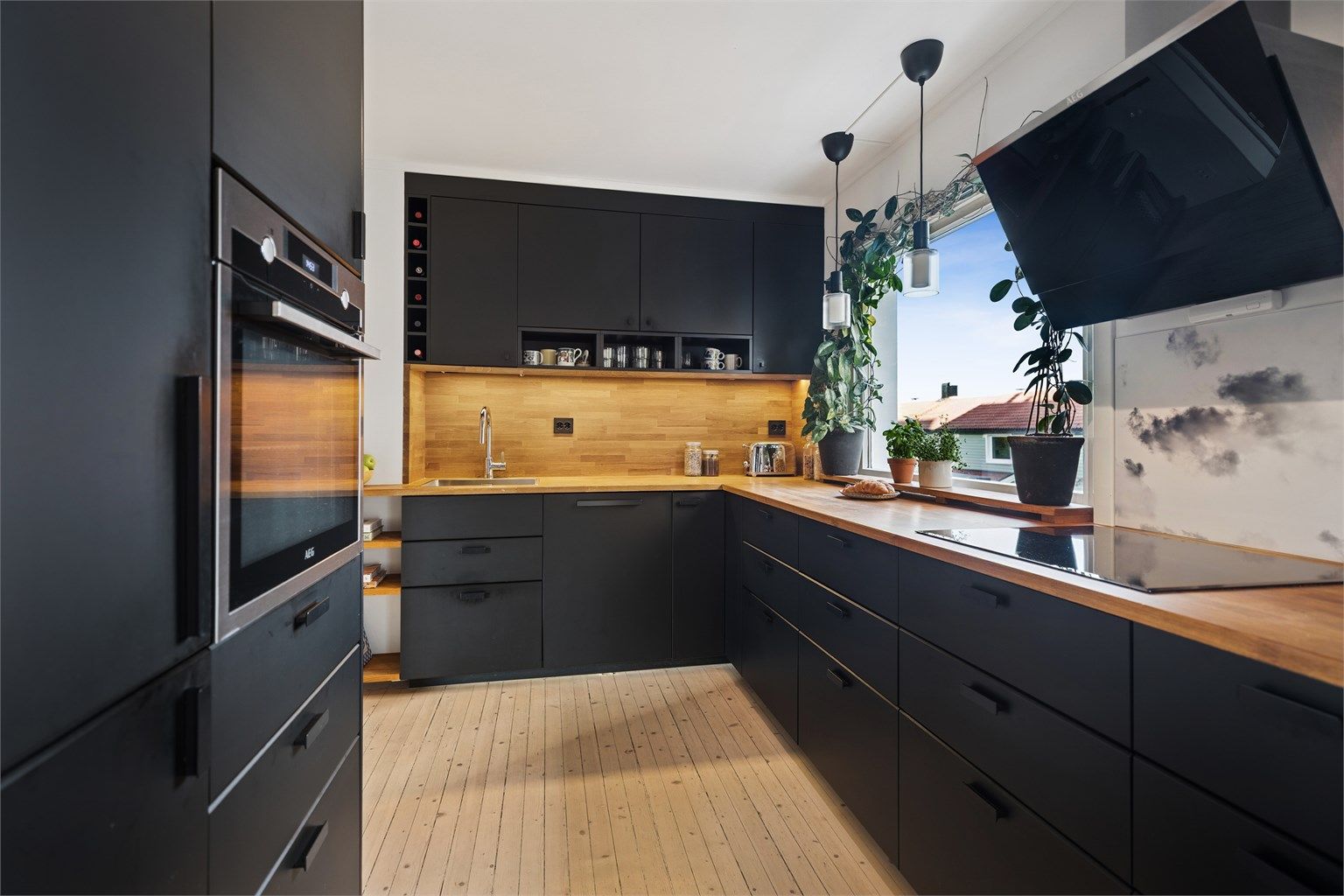 Den store vindusflaten åpner rommet og skaper en luftig, lys atmosfære 