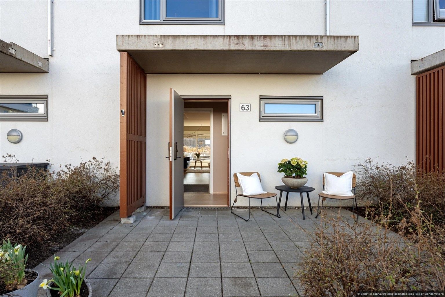 Koselig uteplass med plass til liten sittegruppe.