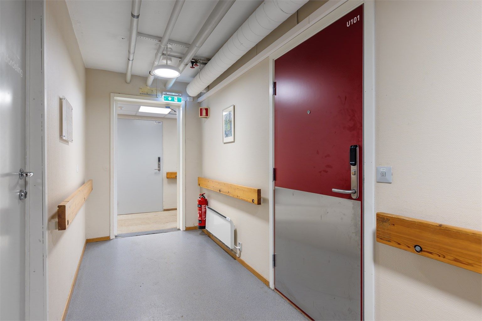 Leiligheten disponerer en bod på ca. 4 kvm, boden er i samme gang som leiligheten, få meter fra inngangsdøren