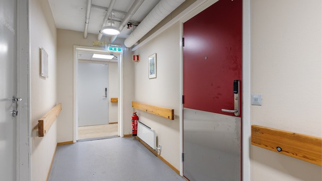 Leiligheten disponerer en bod på ca. 4 kvm, boden er i samme gang som leiligheten, få meter fra inngangsdøren